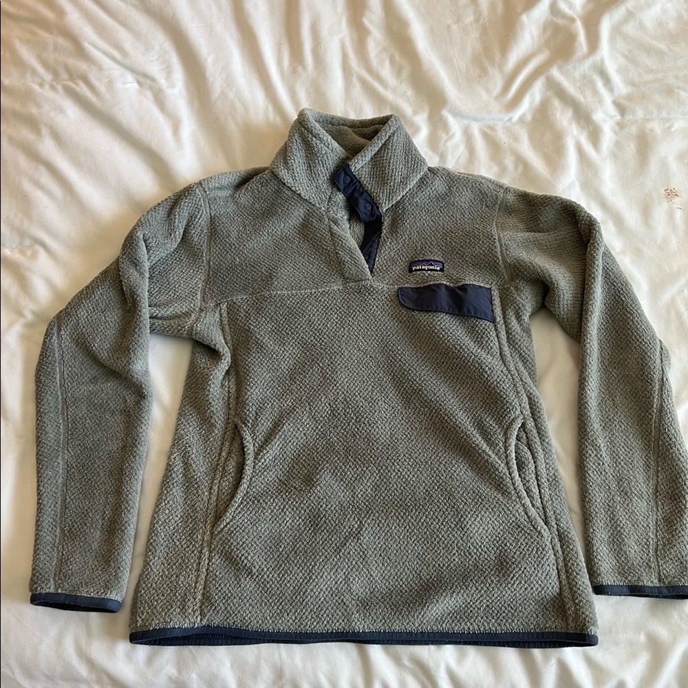 Patagonia Women's Heathered Sage Green Pullover Fleece Hoodie with Navy Accents
